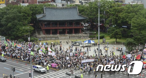 본문 이미지 - 성 소수자들의 행진' 제 18회 퀴어문화축제 참가자들이 15일 서울광장을 출발해 도심을 한바퀴 도는 퀴어 퍼레이드를 하고 있다. 성 소수자들의 권익 보호를 위해 지난 2000년 시작된 퀴어문화축제는 '나중은 없다, 지금 우리가 바꾼다'라는 슬로건 아래 진행됐다. 2017.7.15/뉴스1 ⓒ News1 신웅수 기자