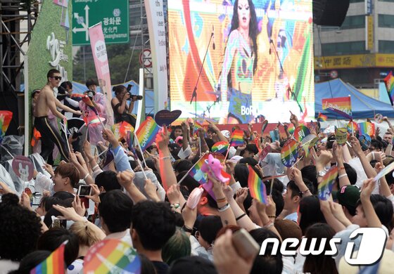 본문 이미지 - '성 소수자들의 행진' 제 18회 퀴어문화축제 참가자들이 15일 서울광장에서 열린 공연을 즐기고 있다. 성 소수자들의 권익 보호를 위해 지난 2000년 시작된 퀴어문화축제는 '나중은 없다, 지금 우리가 바꾼다'라는 슬로건 아래 진행됐다. 2017.7.15/뉴스1 ⓒ News1 오대일 기자