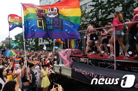 본문 이미지 - '성 소수자들의 행진' 제 18회 퀴어문화축제 참가자들이 15일 서울광장을 출발해 도심을 한바퀴 도는 퀴어 퍼레이드를 하고 있다. 성 소수자들의 권익 보호를 위해 지난 2000년 시작된 퀴어문화축제는 '나중은 없다, 지금 우리가 바꾼다'라는 슬로건 아래 진행됐다. 2017.7.15/뉴스1 ⓒ News1 오대일 기자