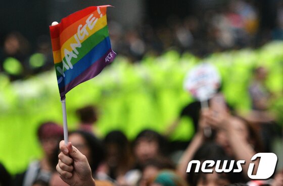 본문 이미지 - '성 소수자들의 행진' 제 18회 퀴어문화축제 참가자들이 15일 서울광장을 출발해 도심을 한바퀴 도는 퀴어 퍼레이드를 하고 있다. 성 소수자들의 권익 보호를 위해 지난 2000년 시작된 퀴어문화축제는 '나중은 없다, 지금 우리가 바꾼다'라는 슬로건 아래 진행됐다. 2017.7.15/뉴스1 ⓒ News1 오대일 기자
