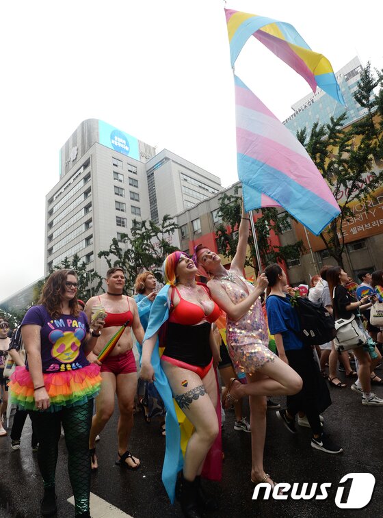 본문 이미지 - '성 소수자들의 행진' 제 18회 퀴어문화축제 참가자들이 15일 서울광장을 출발해 도심을 한바퀴 도는 퀴어 퍼레이드를 하고 있다. 성 소수자들의 권익 보호를 위해 지난 2000년 시작된 퀴어문화축제는 '나중은 없다, 지금 우리가 바꾼다'라는 슬로건 아래 진행됐다. 2017.7.15/뉴스1 ⓒ News1 오대일 기자