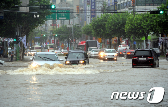 (청주=뉴스1) 김용빈 기자 = 16일 오전 충북 청주지역에 시간당 80mm가 넘는 폭우가 쏟아지면서 흥덕구 복대 사거리 인근 도로가 빗물에 침수됐다. 이 비로 일부 차량이 침수되 …