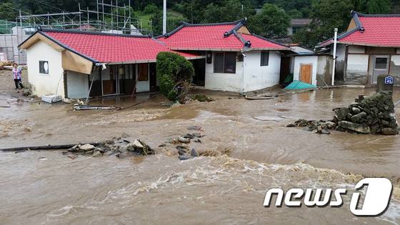 (청주=뉴스1) 장동열 기자 = 16일 오전 시간당 90㎜가 넘는 폭우가 쏟아진 충북 청주 상당구 월오동의 한 주택가가 개울로 변해버렸다.집주인으로 보이는 70대 노인이 망연자실한 …