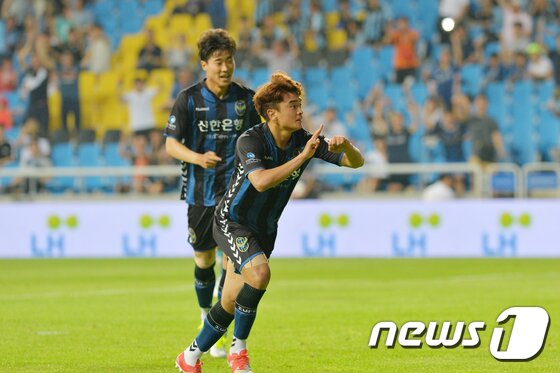 본문 이미지 - 시계를 가리키는 세리머니를 하는 송시우. 2017.7.16/뉴스1 ⓒ News1 구윤성 기자