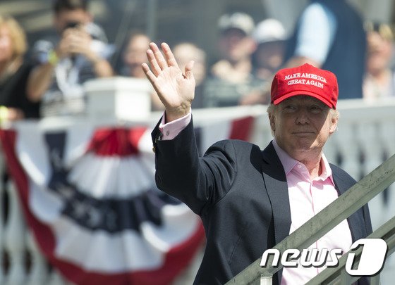본문 이미지 - 도널드 트럼프 미국 대통령이 2017년 7월 16일(현지시간) 본인 소유의 미국 뉴저지 주 베드민스터 트럼프 내셔널 골프클럽에서 열린 LPGA 투어 US 여자오픈에서 갤러리들을 향해 손을 흔들고 있다. 박성현은 트럼프 대통령이 지켜보는 가운데 LPGA투어 메이저대회 중 최고권위인 이 대회에서 데뷔 첫승이자 한국선수 중 9번째로 우승했다.   ⓒ AFP=뉴스1 ⓒ News1 우동명 기자