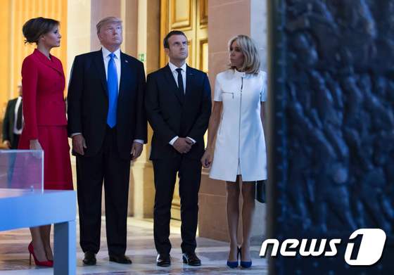 13일(현지시간) 프랑스 군사기념시설인 앵발리드(Les Invalides)를 방문한 도널드 트럼프 대통령 내외(왼쪽 두 명)과 에마뉘엘 마크롱 내외(오른쪽 두 명) 여기서 트럼프 대통령은 브리짓 마크롱 프랑스 영부인에게 
