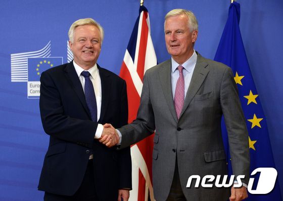 데이비드 데이비스 영국측 수석대표(왼쪽)와 EU측 수석대표 미셸 바르니에가 17일 제2차 브렉시트 협상을 위해 브뤼셀 EU본부에서 만났다. © AFP=뉴스1