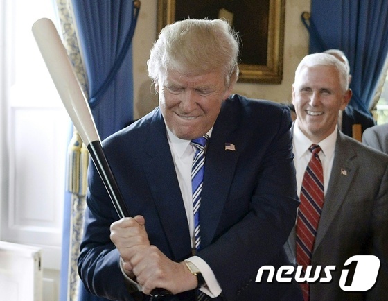 (워싱턴 AFP=뉴스1) 우동명 기자 = 도널드 트럼프 미국 대통령과 마이크 펜스 부통령이 17일(현지시간) 워싱턴 백악관 잔디광장에 마련된 '메이드 인 아메리카 제품 쇼케이스' …