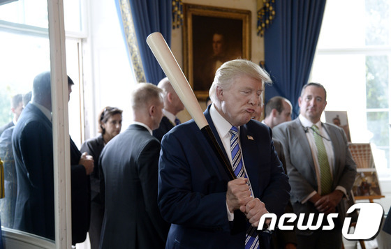 (워싱턴 AFP=뉴스1) 우동명 기자 = 도널드 트럼프 미국 대통령과 마이크 펜스 부통령이 17일(현지시간) 워싱턴 백악관 잔디광장에 마련된 '메이드 인 아메리카 제품 쇼케이스' …