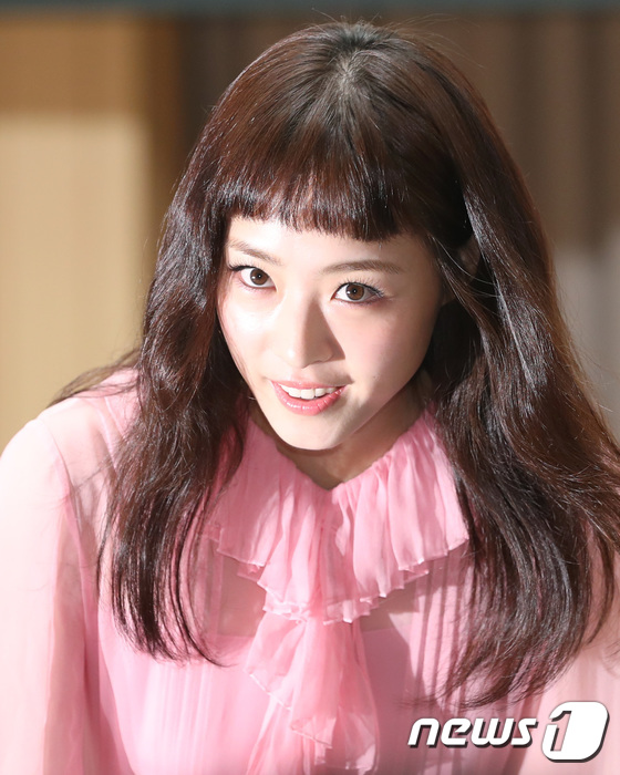 (서울=뉴스1) 권현진 기자 = 배우 이연희가 18일 오후 서울 목동SBS에서 열린 SBS 드라마 ‘다시 만난 세계’ 제작발표회에 참석해 인사를 하고 있다. 2017.7.18./뉴 …