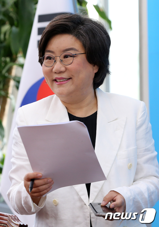 의원전체회의 입장하는 이혜훈 대표