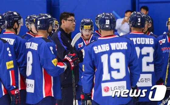 본문 이미지 - 백지선 감독이 지휘하는 남자 아이스하키 대표팀. /뉴스1 ⓒ News1 허경 기자