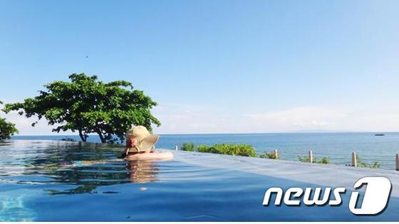본문 이미지 - 알로나 바다의 수평선과 이어진 듯한 아모리타 리조트의 인피니티 풀에서. 임유정 독자 제공.ⓒ News1