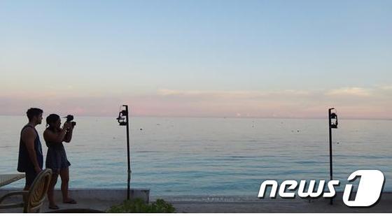 본문 이미지 - 알로나 해변에서 만난 분홍색 일몰. 임유정 독자 제공.ⓒ News1