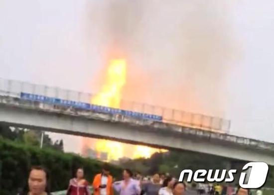 본문 이미지 - 2일 중국 구이저우성 천연가스관 폭발로 주민들이 대피하고 있다. (출처 : 시나망) ⓒ News1