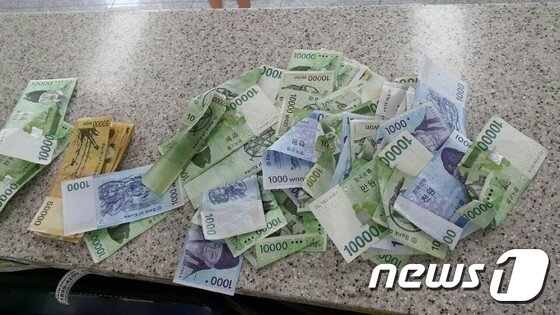 신모씨(32)가 도로에서 주워 주인에게 돌려준 현금(전주 호성파출소 제공)2017.07.20/뉴스1© News1 박슬용 기자