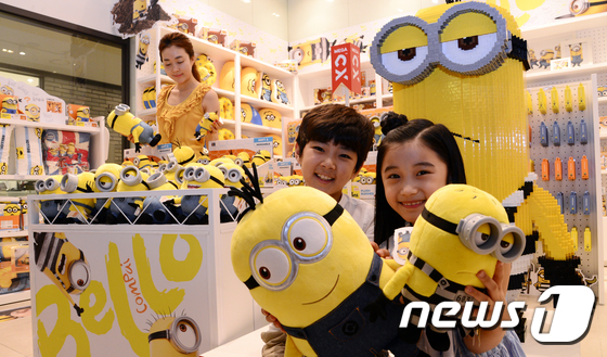 (서울=뉴스1) 김명섭 기자 = 20일 서울 신세계백화점 강남점 미니언즈 팝업스토어에서 어린이 모델들이 미니언즈 캐릭터 인형을 선보이고 있다. 신세계백화점은 오는 26일 영화 '슈 …