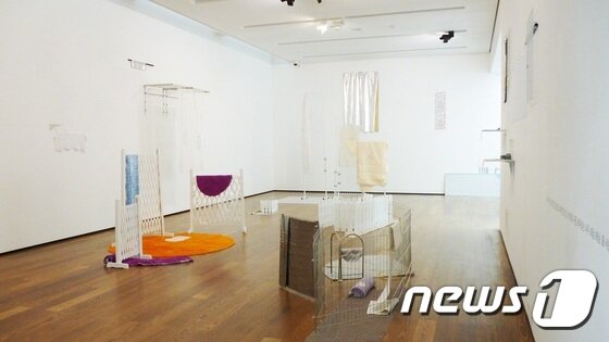 본문 이미지 - 임정수 &#39;벽, 땅, 옆&#39; 전시 전경. &#40;김종영미술관 제공&#41; ⓒ News1