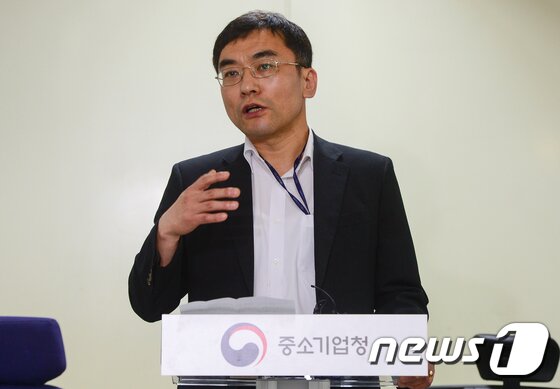 본문 이미지 - 서승원 중소기업청 기회조정관이 20일 서울 여의도 중소기업중앙회에서 중소벤처기업부 승격 관련 브리핑을 하고 있다. 2017.7.20/뉴스1 ⓒ News1 허경 기자