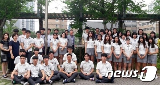 본문 이미지 - 20일 광주 수완고 교정에서 열린 작은 평화의 소녀상 제막식에 참가한 학생들이 기념촬영을 하고 있다.(광주수완고 제공)2017.7.20/뉴스1 ⓒ News1 박준배 기자