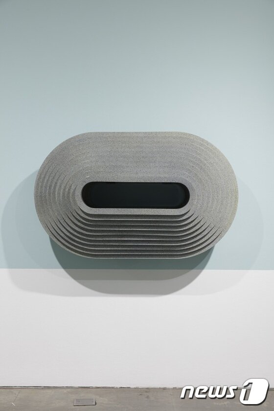 본문 이미지 - 이은우, 회색, 노란색 Grey, Yellow, 2016, 스티로폼, 우레탄 페인트 Styrofoam, urethane paint, 120x56x75cm (학고재갤러리 제공) ⓒ News1