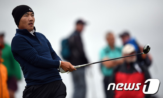 강성훈(30)이 21일(한국시간) 열린 디 오픈 챔피언십 1라운드에서 9번홀 샷을 날리고 있다. © AFP=News1