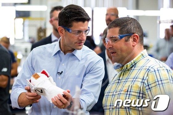 (로렌스 AFP=뉴스1) 우동명 기자 = 폴 라이언 미국 하원의장이 20일(현지시간) 매사추세츠 주 로렌스에서 세제 개혁 토론회를 한 뒤 뉴 발란스 신발공장을 방문하고 있다.ⓒ A …