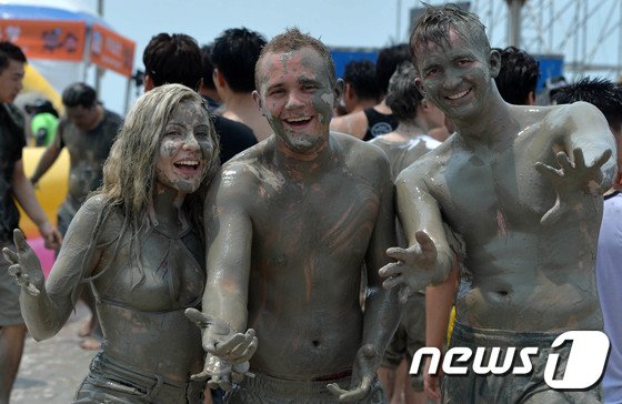 본문 이미지 - ‘제20회 보령 머드축제’를 찾은 관광객들이 온몸에 머드를 흠뻑 바르고 즐거운 시간을 보내고 있다. 2017.21/뉴스1 ⓒ News1  