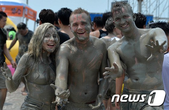 ‘제20회 보령 머드축제’를 찾은 관광객들이 온몸에 머드를 흠뻑 바르고 즐거운 시간을 보내고 있다. 2017.21/뉴스1 ⓒ News1  