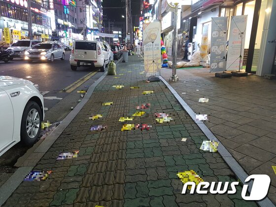 본문 이미지 - 지난 22일 오후 10시쯤 경남 창원시 성산구 상남동 일대 길가에서 유흥주점 등 많은 전단이 바닥에 널부러져 있다.2017.7.23/뉴스1ⓒ News1
