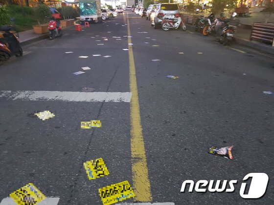 본문 이미지 - 지난 22일 오후 10시쯤 경남 창원시 성산구 상남동 일대 길가에서 유흥주점 등 많은 전단이 바닥에 널부러져 있다.2017.7.23/뉴스1ⓒ News1