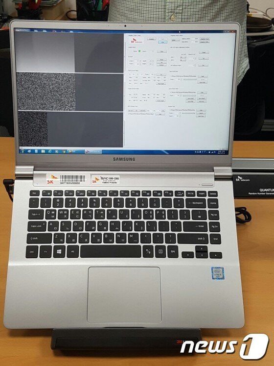 본문 이미지 - 일반적인 노트북같지만 화면에는 초당 1.5메가비트의 '난수'가 쉴새없이 만들어진다. 너무 빠른 속도로 변해 육안으로는 마치 신호가 끊어진 TV화면이 '찌지직'거리는 모습이지만 이는 슈퍼컴퓨터로도 해킹이 어려운 최신 보안기술이다. ⓒ News1