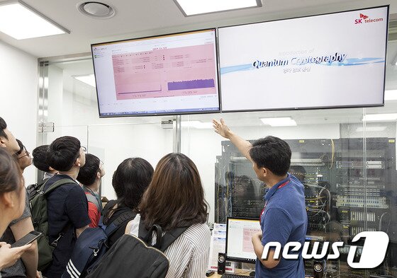 본문 이미지 - SK텔레콤 분당사옥에 위치한 '양자암호통신 국가시험망'에서 SK텔레콤 퀀텀랩테크(Quantum Tech. Lab) 연구원이 지난 21일 양자암호 통신을 직접 시연하고 있다. ⓒ News1