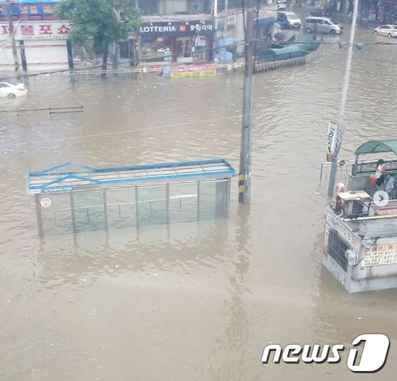 (서울=뉴스1) = 23일 인천 제물포역 삼거리가 집중호우로 침수돼 있다. 이날 오전 서울을 포함한 경기북부와 인천지역에 천둥·번개가 치고 장맛비가 쏟아지면서 곳곳에 호우특보가 내 …