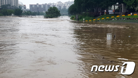 (안양=뉴스1) 이종덕 기자 = 23일 오전 수도권에 쏟아진 폭우로 경기도 안양시 동안구를 흐르는 안양천이 범람해 비산교와 덕천교 아래 둔치 시설물이 물에 잠겼다.이날 서울, 경기 …