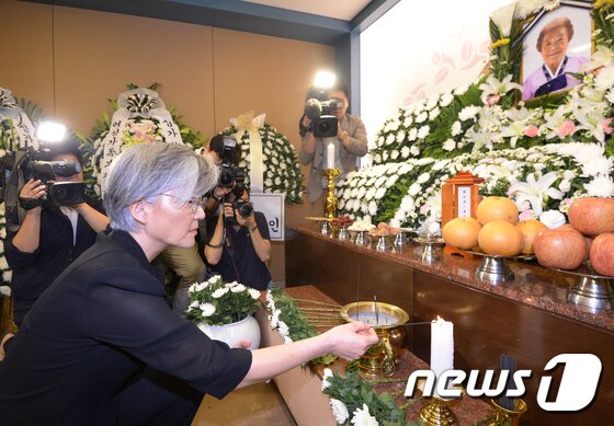 본문 이미지 - 강경화 외교장관이 23일 경기 성남시 분당구 분당차병원 장례식장에 마련된 일본군 위안부 피해자 故 김군자 할머니의 빈소를 찾아 분향을 하고 있다. 2017.7.23/뉴스1 ⓒ News1 송원영 기자