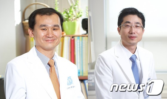 분당서울대병원 신경과 한문구(왼쪽) 교수와 안과 우세준 교수.© News1