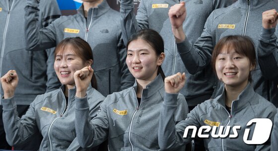 본문 이미지 - 25일 오전 서울 노원구 태릉선수촌에서 열린 쇼트트랙 대표팀 미디어데이 기자회견에서 김아랑(왼쪽부터), 심석희, 최민정이 파이팅을 외치고 있다. 2017.7.25/뉴스1 ⓒ News1 성동훈 기자