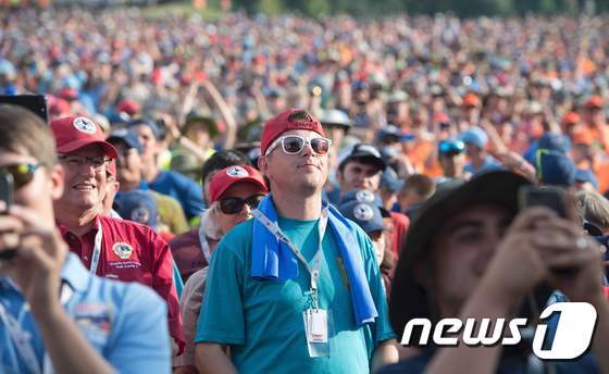 본문 이미지 - 스카우트 대원들과 자원봉사자들이 트럼프 대통령의 연설을 듣고 있다. ⓒ AFP=뉴스1
