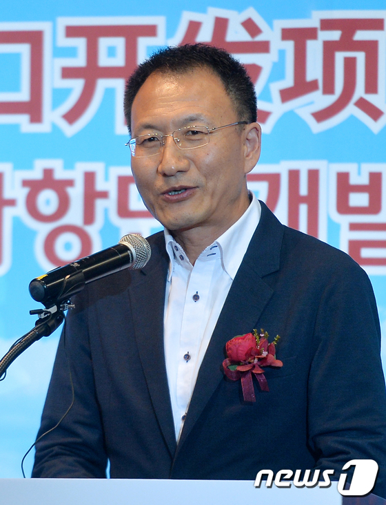 (서울=뉴스1) 구윤성 기자 = 이춘명 랴오디그룹 총재가 25일 오후 여의도 서울마리나에서 열린 '당진 왜목 마리나항만 개발사업 실시 협약 체결식'에서 인사말을 하고 있다. 해수부 …