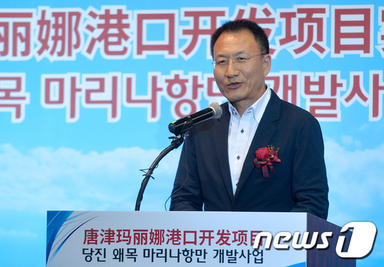 (서울=뉴스1) 구윤성 기자 = 이춘명 랴오디그룹 총재가 25일 오후 여의도 서울마리나에서 열린 '당진 왜목 마리나항만 개발사업 실시 협약 체결식'에서 인사말을 하고 있다. 해수부 …