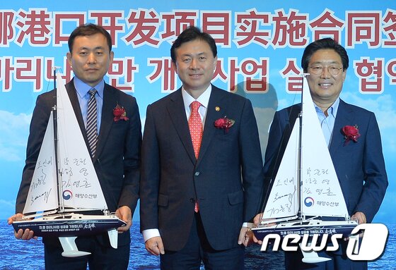 본문 이미지 - 지난달 25일 오후 여의도 서울마리나에서 당진 왜목 마리나항만 개발사업 실시 협약을 체결한 뒤 협약서를 들어보이고 있다. 왼쪽부터 김홍장 당진시장, 김영춘 장관, 조인배 대표.. ⓒ News1 