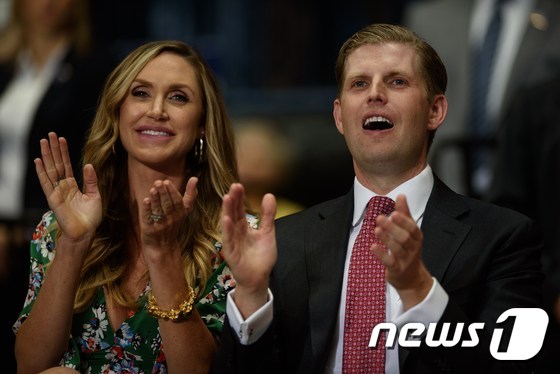 (영스타운 AFP=뉴스1) 우동명 기자 = 도널드 트럼프 미국 대통령의 아들 에릭 트럼프와 부인 라라 유나스카가 27일 (현지시간) 오하이오 주 영스타운 코벨리센터에서 열린 ‘미국 …