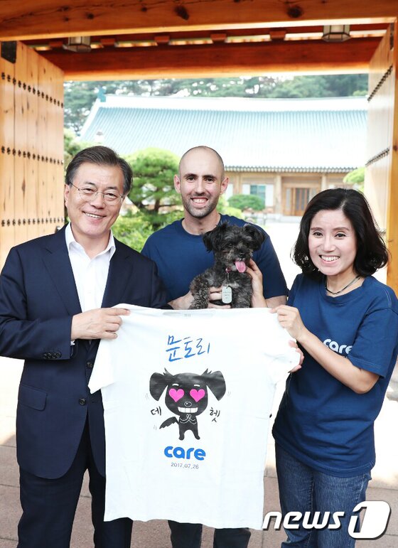 본문 이미지 - 지난 26일 박소연 동물권단체 케어 대표(오른쪽부터)와 A.J 가르시아 케어 미국법인 대표, 문재인 대통령이 청와대에서 유기견 '토리'와 함께 기념촬영을 하는 모습. (사진 청와대 제공) 2017.7.26/뉴스1 ⓒ News1 김명섭 기자