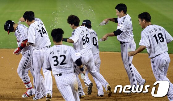 본문 이미지 - 9회말 LG공격 2사 만루 상황 밀어내기로 끝내기 역전을 시킨 LG선수들이 물을 뿌리며 자축하고 있다.  2017.7.26/뉴스1 ⓒ News1 김명섭 기자