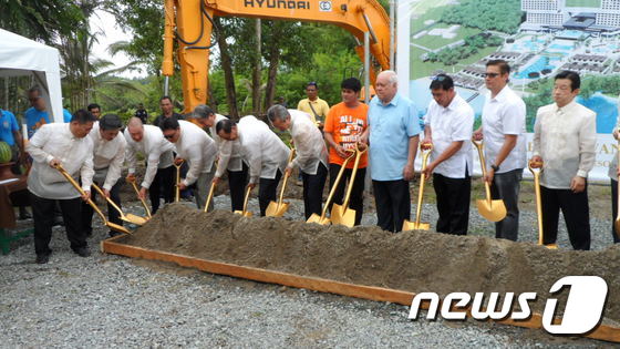 (서울=뉴스1) = 26일(현지시간) 필리핀 팔라완 섬에서 열린 '임피리얼 팰리스 풀빌라 & 핫스파 워터파크 리조트 팔라완' 기공식에서 신철호 임피리얼 팰리스 호텔 그룹 회장, 이 …