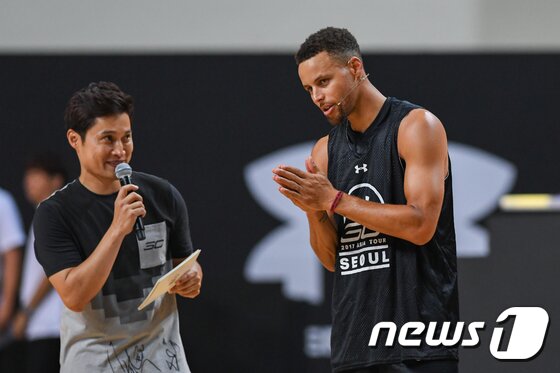 본문 이미지 - 지난 2017년  '언더아머-스테픈 커리 라이브 인 서울' 행사를 위해 방한한 스테픈 커리 2017.7.27/뉴스1 ⓒ News1 성동훈 기자
