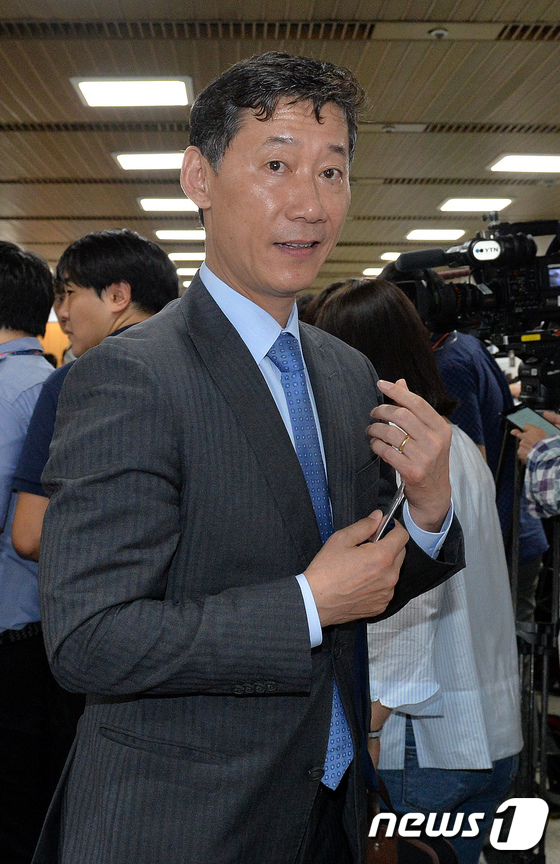 (서울=뉴스1) 박지혜 기자 = 조윤선 전 장관의 남편이자 변호인 박성엽 변호사가 27일 오후 서울 서초구 서울중앙지방법원에서 열리는 선고 공판에 출석하고 있다.서울중앙지법 형사합 …