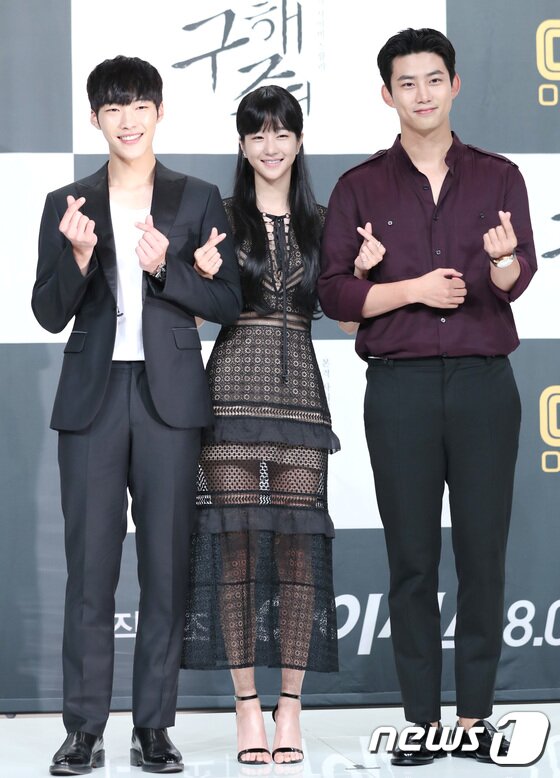 본문 이미지 - 배우 우도환(왼쪽부터), 서예지, 옥택연이 27일 오후 서울 영등포 타임스퀘어에서 열린 OCN 드라마 ‘구해줘’ 제작발표회에 참석해 포즈를 취하고 있다. 2017.7.27./뉴스1 ⓒ News1 권현진 기자