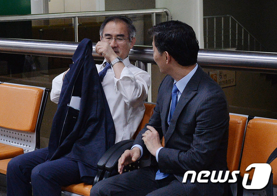 (서울=뉴스1) 박지혜 기자 = 문화계 '블랙리스트' 작성 혐의를 받고 있는 김상률 전 청와대 교육문화수석(왼쪽)과 조윤선 전 장관의 남편이자 변호인 박성엽 변호사가 27일 오후 …